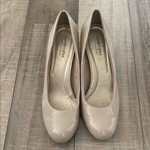 Beige ladies pumps